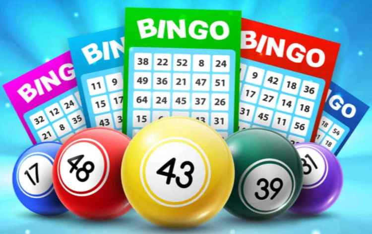 Dibujo de cartones de bingo con bolas numeradas de bingo.